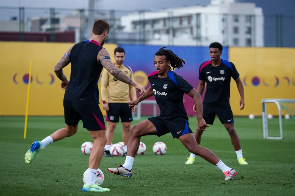 Jules Koundé à l'entrainement du barca