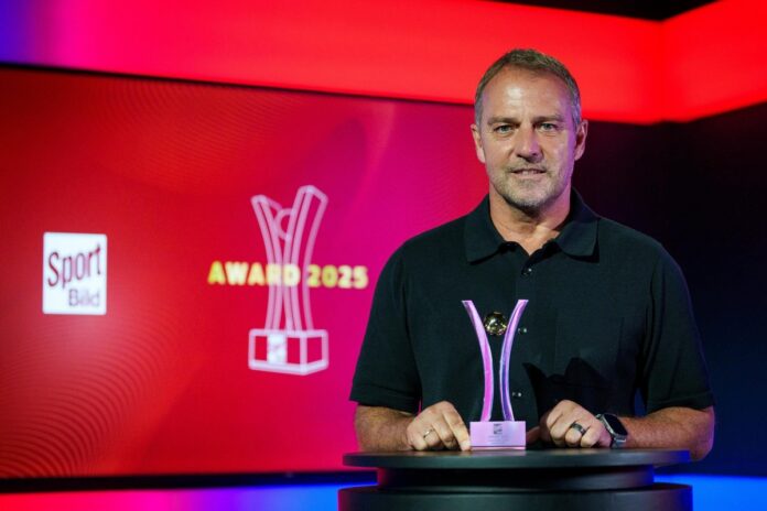 Hansi flick recoit son trophée